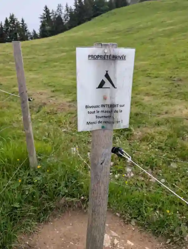 Panneau d'interdiction de bivouaquer à la Tournette - Juin 2026